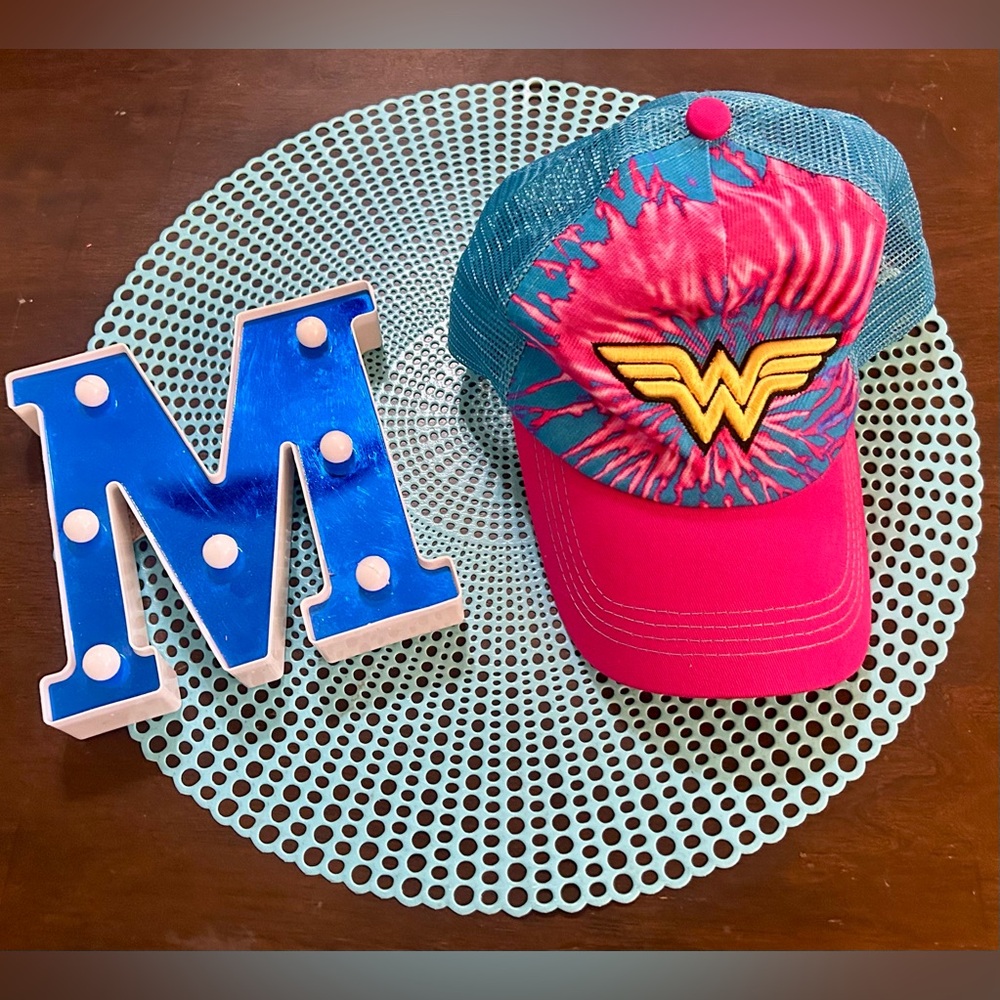Wonder Woman Symbol Logo Hat Six Flags DC Comics Snap Back Baseball Trucker Cap;